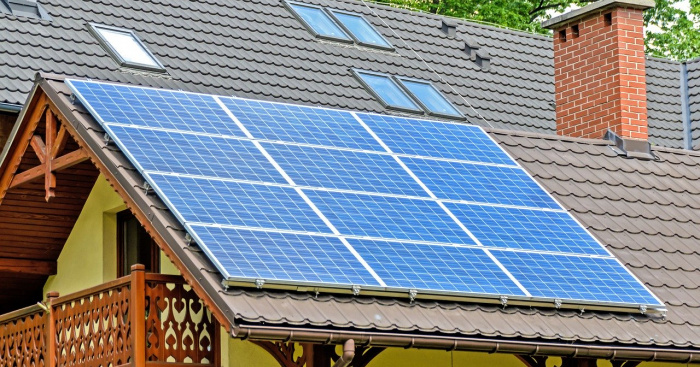 Panouri fotovoltaice pe balcon in Romania: Merita kiturile solare pentru balcon?
