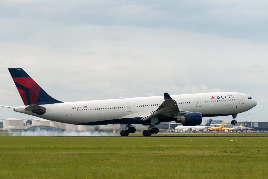 Bilete de avion cu escală sau zbor direct: ce variantă merită aleasă